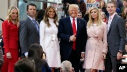 Le président Donald Trump, entouré de sa famille, dont Donald Trump Jr, posant à côté de Melania Trump, à New York, le 21 avril 2016. 
