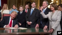 川普总统在国会领袖和家人的陪同下在国会大厦总统厅将内阁人员的任命正式签署成为法律(2017年1月20日)