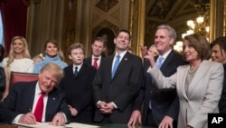 លោក​ប្រធានាធិបតី ដូណាល់ ​ត្រាំរួម​ទាំង​មេដឹក​នាំ​សភា​និង​គ្រួសារ​របស់​លោកខណ​ពេល​ដែល​លោក​កំពុង​ចុះ​ហត្ថលេខា​ជ្រើស​តាំង​គណរដ្ឋមន្រ្តី​ក្នុង​បន្ទប់តំណាង​រាស្រ្ត​ប្រធានាធិបតី​នៅ​រដ្ឋធានី​វ៉ាស៊ីនតោន​កាល​ពី​ថ្ងៃទី​២០ មករា ២០១៧។