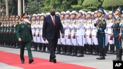 រដ្ឋមន្រ្តី​ក្រសួង​ការពារ​ប្រទេស​សហរដ្ឋ​អាមេរិក​លោក Lloyd Austinដើរ​ជាមួយ​រដ្ឋមន្រ្តី​ក្រសួង​ការពារ​​ប្រទេស​​វៀតណាម​លោក Phan Van Giang ពេល​លោក​ទាំងពីរ​ត្រួតពិនិត្យ​ឆ្មាំ​កិត្តិយស​នៅ​ទីក្រុង​ហាណូយ ប្រទេស​វៀតណាម​នៅ​ថ្ងៃព្រហស្បតិ៍ ទី២៩ ខែកក្កដា ឆ្នាំ២០២១។