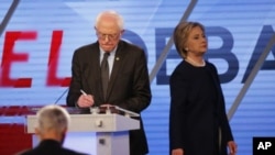 Bernie Sanders et Hillary Clinton lors du débat démocrate de Miami, 9 mars 2016