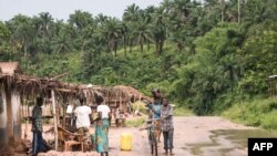 Quelques personnes dans un village dans la province du Kwilu, RDC, 20 avril 2017.