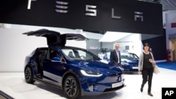 Mobil produksi Tesla dipamerkan dalam sebuah autoshow. 