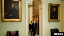 Lider većine u Senatu, republikanac Mič Mekonel pre glasanja o poništavanju veta predsednika Donalda Trampa na Zakon o nacionalnoj odbrani.