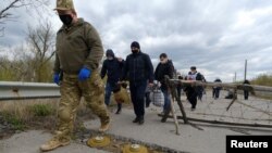 16일 우크라이나 슈차스티아에서 우크라이나와 친러시아 반군 간의 올해 첫 포로교환이 이뤄졌다.