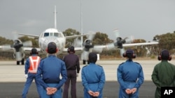 ក្រុម​ការងារ​លើ​ដីមើលយន្តហោះ P-3C Orion របស់ជប៉ុន​​ធ្វើការ​ចាក​ចេញ​​ក្នុង​ដំណើរ​ស្វែង​រក​យន្តហោះ​MH370 ជា​លើក​ចុងក្រោយ​។ តំបន់​ស្វែង​រក​យន្តហោះ​ម៉ាឡេស៊ី​ MH370​ ដែល​បាត់​ខ្លួន​នឹង​ពង្រីក​ឲ្យ​ធំ​ជាង​មុន​ពីរ​ដង។