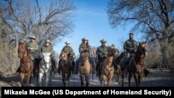 Глава МВБ Кристи Ноэм вместе с патрульными агентами ICE в Дель-Рио, Техас, 2 февраля 2025