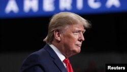 លោក​ប្រធានាធិបតី ដូណាល់ ត្រាំ ថ្លែង​នៅ​ក្នុង​ការ​ប្រមូលផ្តុំ​ជាមួយ​នឹង​អ្នក​គាំទ្រ​នៅ​ក្នុង​ក្រុង Toledo រដ្ឋ Ohio សហរដ្ឋអាមេរិក កាលពី​ថ្ងៃទី៩ ខែមករា ឆ្នាំ២០២០។