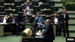 مسعود کرباسیان، وزیر اقتصاد و دارایی دولت روحانی در جلسه استیضاح