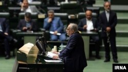 مسعود کرباسیان وزیر اقتصاد و ارایی دولت روحانی با رای مجلس استیضاح و برکنار شد. 