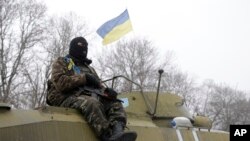 ទាហាន​អ៊ុយក្រែន​សម្រាក​នៅ​លើ​យាន​យន្ត​របស់​ខ្លួន​នៅ​ក្បែរផ្លូវ​នៅ​ចន្លោះ​ទីក្រុង​ Debaltseve និង​ទីក្រុង​ Artemivsk ប្រទេស​អ៊ុយក្រែន​ កាល​ពី​ថ្ងៃ​ច័ន្ទ​ទី​១៦ ខែ​កុម្ភៈ ឆ្នាំ​២០១៥។ 