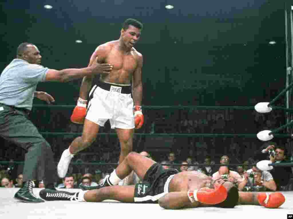 Muhammad Ali yana kalubalantar Sonny Liston da ya tashi su ci gaba da bugawa, a bayan da shi Liston a lokacin ya ki yarda ya kira Ali da sabon sunansa, yana kiransa da tsohon sunansa Cassius Clay.