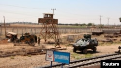 Tentara Turki berpatroli di daerah perbatasan dengan Suriah, di kota Ceylanpinar, provinsi Sanliurfa, Juli 2013. (Foto: Dok)