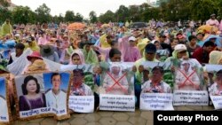 ក្រុម​និស្សិត​​​និង​ប្រជាពលរដ្ឋ​ប្រមាណ​៤០០​នាក់​ បាន​មក​ជួបជុំ​គ្នា​នៅ​ឯ​ទី​​​លាន​​​​ប្រជាធិបតេយ្យ​​​​កាល​​​ពី​​​ថ្ងៃ​​​អាទិត្យ​​​ទី​​​​​​១៣ ខែ​​​កញ្ញា ឆ្នាំ​​​២០១៥ ដើម្បី​ធ្វើ​​​ការ​តវ៉ា​ស្នើ​សុំ​ឲ្យ​លោក​នាយរដ្ឋមន្ត្រី ​ហ៊ុន សែន​ ជំរុញ​ឲ្យ​អាជ្ញាធរ​ខេត្ត​កំពត​អនុវត្ត​អនុក្រឹត្យ​មួយ​ដែល​ចេញ​ដោយ​រដ្ឋាភិបាល​កាល​ពី​៣​​​ឆ្នាំ​មុន​សម្រាប់​ការ​បែងចែក​ដីធ្លី​មួយ​កន្លែង​ក្នុង​ស្រុក​ឈូក​ខេត្ត​កំពត។​ (រូបថត​​​ផ្តល់​​​ឲ្យ) 