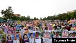 រូបភាពឯកសារ៖ ក្រុម​និស្សិត​​​និង​ប្រជាពលរដ្ឋ​ប្រមាណ​៤០០​នាក់​ បាន​មក​ជួបជុំ​គ្នា​នៅ​ឯ​ទី​​​លាន​​​​ប្រជាធិបតេយ្យ​​​​កាល​​​ពី​​​ថ្ងៃ​​​អាទិត្យ​​​ទី​​​​​​១៣ ខែ​​​កញ្ញា ឆ្នាំ​​​២០១៥ ដើម្បី​ធ្វើ​​​ការ​តវ៉ា​ស្នើ​សុំ​ឲ្យ​លោក​នាយរដ្ឋមន្ត្រី ​ហ៊ុន សែន​ ជំរុញ​ឲ្យ​អាជ្ញាធរ​ខេត្ត​កំពត​អនុវត្ត​អនុក្រឹត្យ​មួយ​ដែល​ចេញ​ដោយ​រដ្ឋាភិបាល​កាល​ពី​៣​​​ឆ្នាំ​មុន​សម្រាប់​ការ​បែងចែក​ដីធ្លី​មួយ​កន្លែង​ក្នុង​ស្រុក​ឈូក​ខេត្ត​កំពត។​ (រូបថត​​​ផ្តល់​​​ឲ្យ)