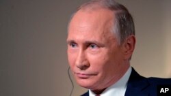 Presiden Rusia Vladimir Putin bersikeras bahwa Rusia tidak terlibat dalam peretasan terhadap Komite Nasional Partai Demokrat AS, DNC, dalam sebuah wawancara dengan media berita Bloomberg, di Vladivostok, Rusia, 1 September 2016 (Alexei Druzhinin, Sputnik, Kremlin Pool Photo via AP)