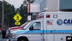 Ambulans diparkir di luar pintu masuk ruang gawat darurat di Long Beach Medical Center di Long Beach, California, Selasa, 5 Januari 2021. (AP Photo / Ashley Landis)
