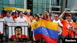 Beberapa orang Venezuela memprotes pemilihan presiden Venezuela di luar konsulat Venezuela di Miami, Florida, 20 Mei 2018.