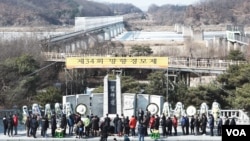 한국 구정을 맞아 16일 임진각에서 실향민들이 합동 차례를 지내고 있다