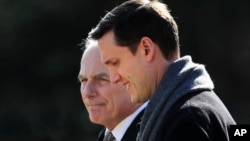 Rob Porter (desno) sa šefom osoblja Bele kuće Džonom Kelijem