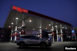엑슨 주유소에 기름을 넣기 위해 차들이 들어서고 있다. (자료 사진)