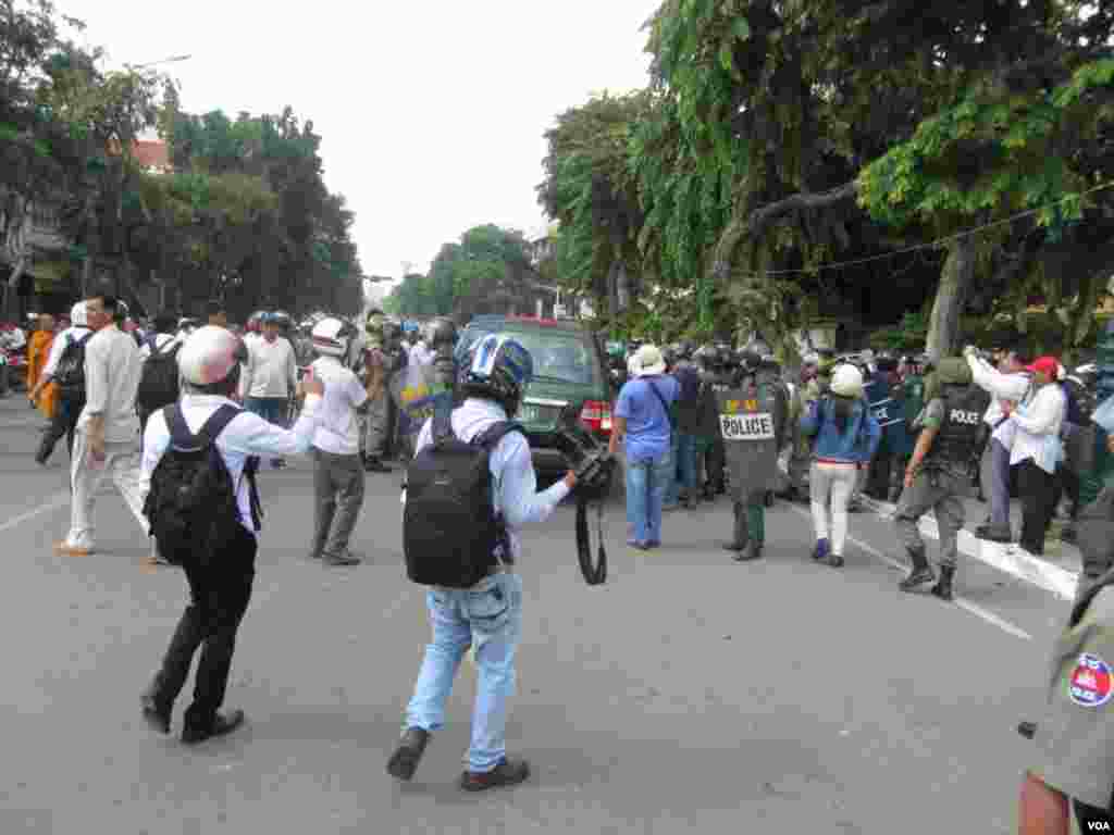 Police stop an SUV carrying MP-elect Mu Sochua and other opposition lawmakers when they try to leave the rally site, Phnom Penh, Cambodia, July 15, 2014. (Khoun Theara/VOA)