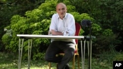 Dominic Cummings, senior aide to Prime Minister Boris Johnson, makes a statement inside 10 Downing Street, London, May 25, 2020, over allegations he breached coronavirus lockdown restrictions. I