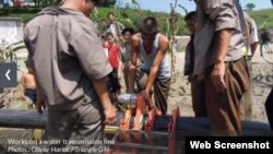 북한 황해북도 소흥에서 프랑스 구호단체 '트라이앵글 제너레이션 휴머니테어'가 지원한 식수 개선 사업의 일환으로 수도관을 매설하고 있다. (사진 출처: '트라이앵글 제너레이션 휴머니테어' 웹사이트)