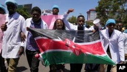 Des médecins et autres membres du personnel médical participent à une manifestation dans le centre-ville de Nairobi, au Kenya, le 1er mars 2024.