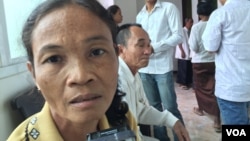 អ្នកស្រី សៅ ឈឿន ដើម​បណ្តឹង​រដ្ឋប្បវេណី​ប្រាប់ VOA ពី​ការចង់​បាន​សំណង​ពី​មេដឹកនាំ​ជាន់​ខ្ពស់ និង​ទទួល​ខុស​ត្រូវ​បំផុត​នា​សម័យ​ខ្មែរ​ក្រហម ក្នុង​ពិធី​ជួបជុំ​ជន​រងគ្រោះ និង​ដើម​បណ្តឹង​រដ្ឋប្ប​វេណី​​ រៀបចំ​ឡើង​ដោយ​សលា​ក្តី​ខ្មែរ​ក្រហម កាល​ពី​ថ្ងៃ ទី ២៤ ខែ មិថុនា​ ឆ្នាំ ២០១៦។ (ហ៊ុល រស្មី/VOA)