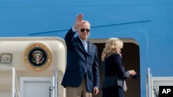 Presiden Joe Biden dan ibu negara Jill Biden tampak menaiki pesawat Air Force One untuk berangkat menuju Roma, Italia, pada 28 Oktober 2021. Biden akan menghadiri pertemuan kelompok negara G20. (Foto: AP/Gemunu Amarasinghe)
