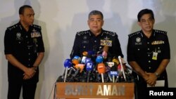 Kepala Kepolisian Nasional Malaysia Khalid Abu Bakar (tengah) saat berbicara kepada media tentang kematian Kim Jong-nam, saudara tiri pemimpin Korea Utara, di markas besar kepolisian Malaysia di Kuala Lumpur, Malaysia, 22 Februari 2017. (Foto: dok.)