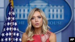 អ្នកស្រី Kayleigh McEnany អ្នក​នាំពាក្យ​សេតវិមាន​ ថ្លែង​ក្នុង​អំឡុងពេល​នៃ​សន្និសីទ​សារព័ត៌មាន​មួយ​នៅ​សេតវិមាន ក្នុង​រដ្ឋធានី វ៉ាស៊ីនតោន ថ្ងៃ​ទី​៨ ខែមិថុនា ឆ្នាំ​២០២០។ (AP Photo/Patrick Semansky)