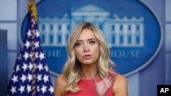 케일리 매커내니 백악관 대변인은 8일 기자회견에서 코로나 사태 대응을 위한 추가 구제 방안으로 도널드 트럼프 대통령이 "급여세 감면(Payroll Tax Holiday)"을 검토 중이라고 밝혔다.