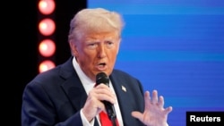 미국 공화당 대선 후보인 도널드 트럼프 전 대통령이 2024년 10월 16일 미국 플로리다주 도랄에서 스페인어 방송국 유니비전이 주최한 타운홀에 참석했다.