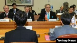 미국 측 에릭 존 국무부 방위비 분담협상 대사(정면)와 한국 측 황준국 외교부 한미 방위비분담 협상 대사 등 미-한 협상단이 24일 외교부 청사에서 방위비분담 특별협정(SMA) 체결을 위한 제2차 고위급 협의를 하고 있다.