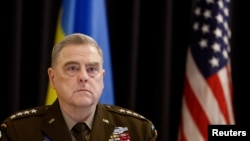 Gjenerali Mark Milley gjatë një takimi të Grupit të Kontaktit për Ukrainën
