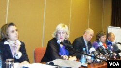 Dunya Miyatoviç Bakıda mətbuat konfransında 