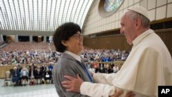 Le pape François salue soeur Carmen Sammut, dans le hall du Vatican, le 12 mai 2016. 