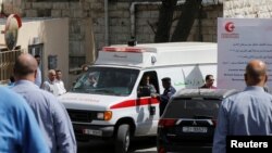 Mobil ambulans membawa mayat penulis Yordania Nahed Hattar setelah ditembak mati di Amman, Yordania, 25 September 2016. 