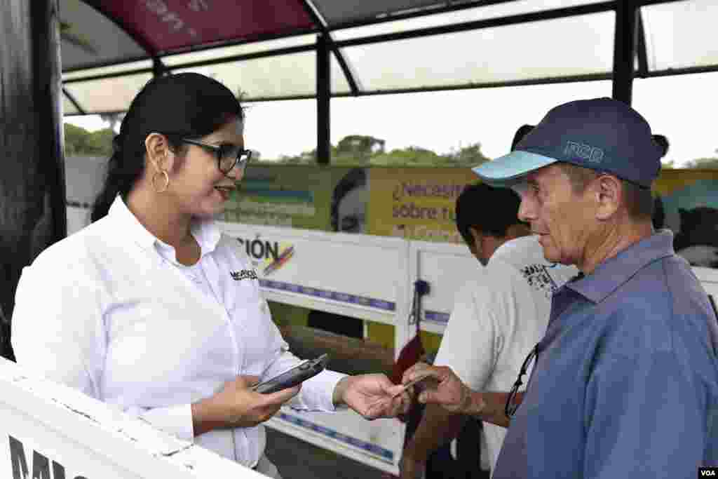 Some Venezuelans some cross the border for the day, but others have decided to move to Colombia. (Photo: Diego Huertas / VOA Spanish)