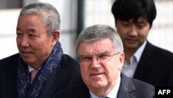 Le président du Comité international olympique, Thomas Bach (avant-plan), à l'aéroport de Beijing, après un vol en provenance de la Corée du Nord, le 31 mars 2018.