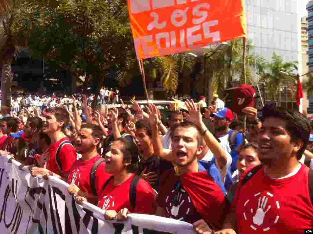 Opposition supporters march in Caracas against President Nicolas Maduro, Oct. 26, 2016. (A. Algarra/VOA)