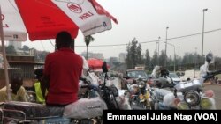 Des motos importées de Chine exposées à Yaoundé, le 26 février 2020. (VOA/Emmanuel Jules Ntap)