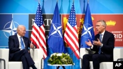 រូបឯកសារ៖ ប្រធានាធិបតី​ Joe Biden (ឆ្វេង)​ថ្លែង​ជាមួយអគ្គលេខា​អង្គការ​អូតង់​ លោក​ Jens Stoltenberg​ អំឡុង​កិច្ច​ប្រជុំ​មួយ​នៅ​ទីក្រុង​ Madrid ប្រទេស​អេស្ប៉ាញ​កាលពីថ្ងៃទី​២៩ មិថុនា ឆ្នាំ២០២២។