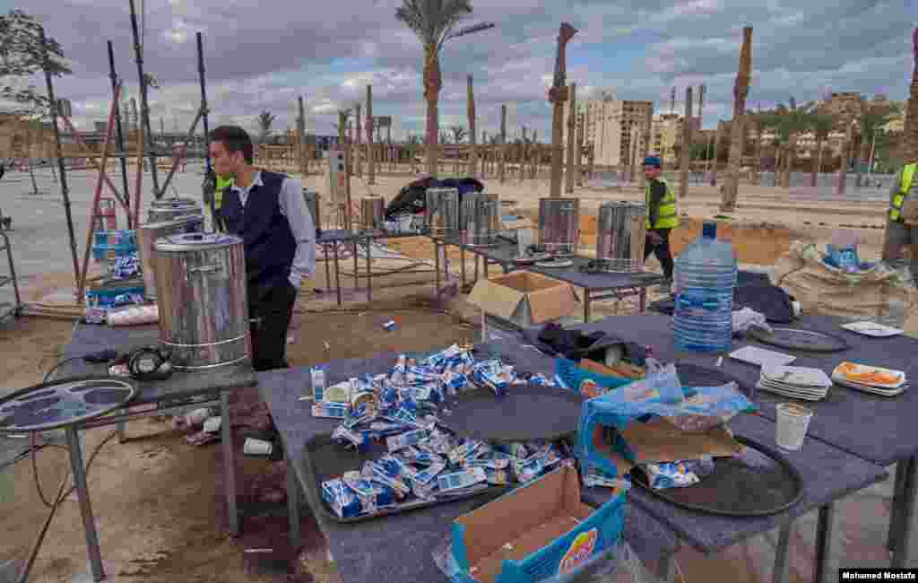 The mosaic of King Tut&#39;s mask used 100 kilograms of coffee, a ton of milk, and took 24 hours of preparation. (H. Elrasam/VOA)