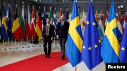 PM Swedia Ulf Kristersson dan Charles Michel, Presiden Dewan Eropa menghadiri KTT para pemimpin Uni Eropa di Brussels, Belgia, Kamis 20 Oktober 2022.
