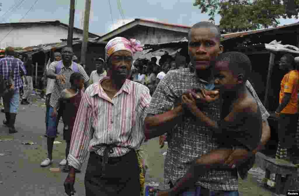 West Point residents flee during clashes with security forces. Monrovia, Aug. 20, 2014.