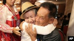 Lee Keum-seom (92) warga Korea Selatan (kiri) menangis saat bertemu dengan putranya di Korea Utara, Ri Sang Chol (71), dalam Reuni Keluarga Terpisah di resor Gunung Diamond, Korea Utara, Senin, 20 Agustus 2018.