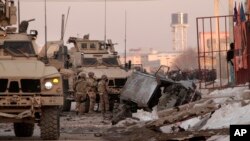 Ameirčki i avganistanski vojnici na mestu samobuilačkog napada na NATO konvoj u Kabulu, 10. februara 2014. 